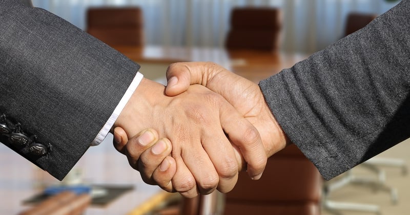 Comment négocier un contrat de prestation de service freelance sans se faire avoir